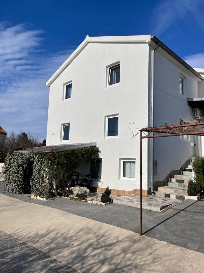 Apartments Frigan Maslenica Buitenkant foto