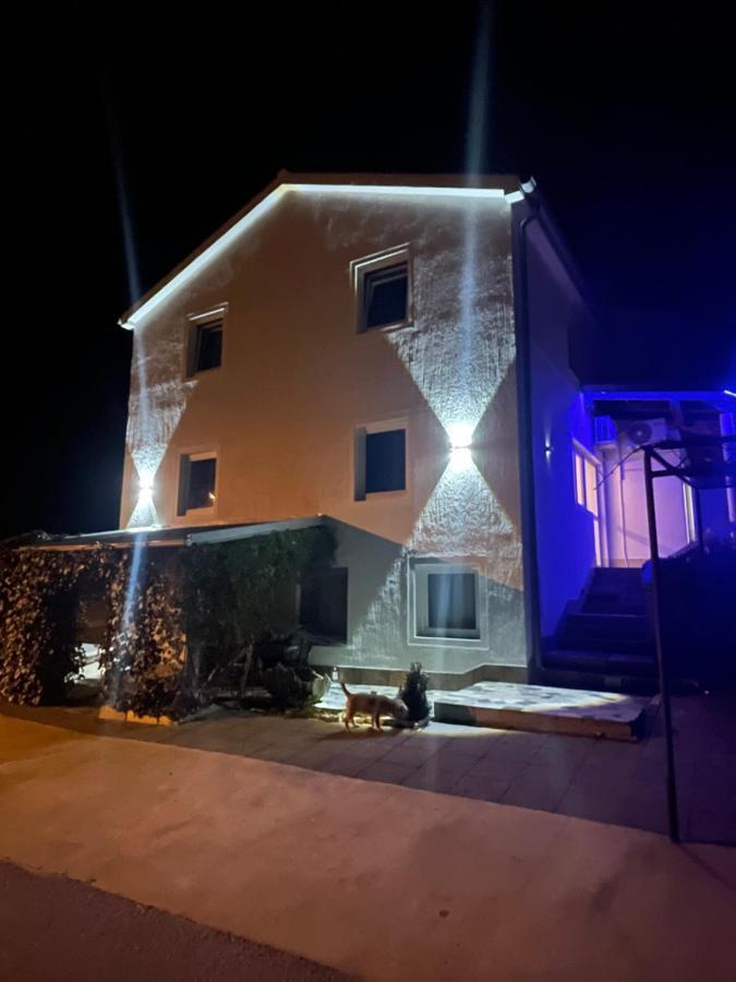 Apartments Frigan Maslenica Buitenkant foto